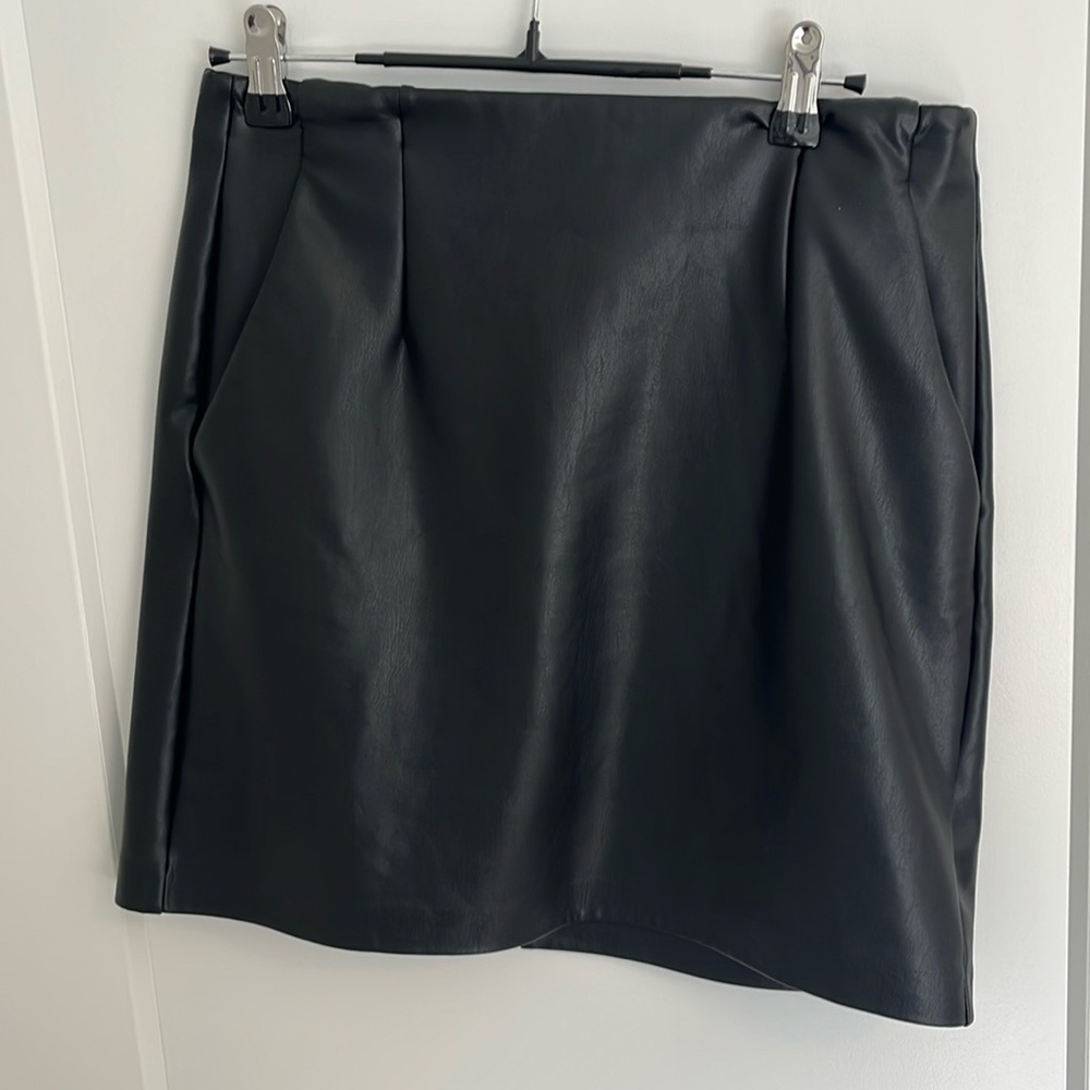 DYNAMITE - FAUX LEATHER SKIRT